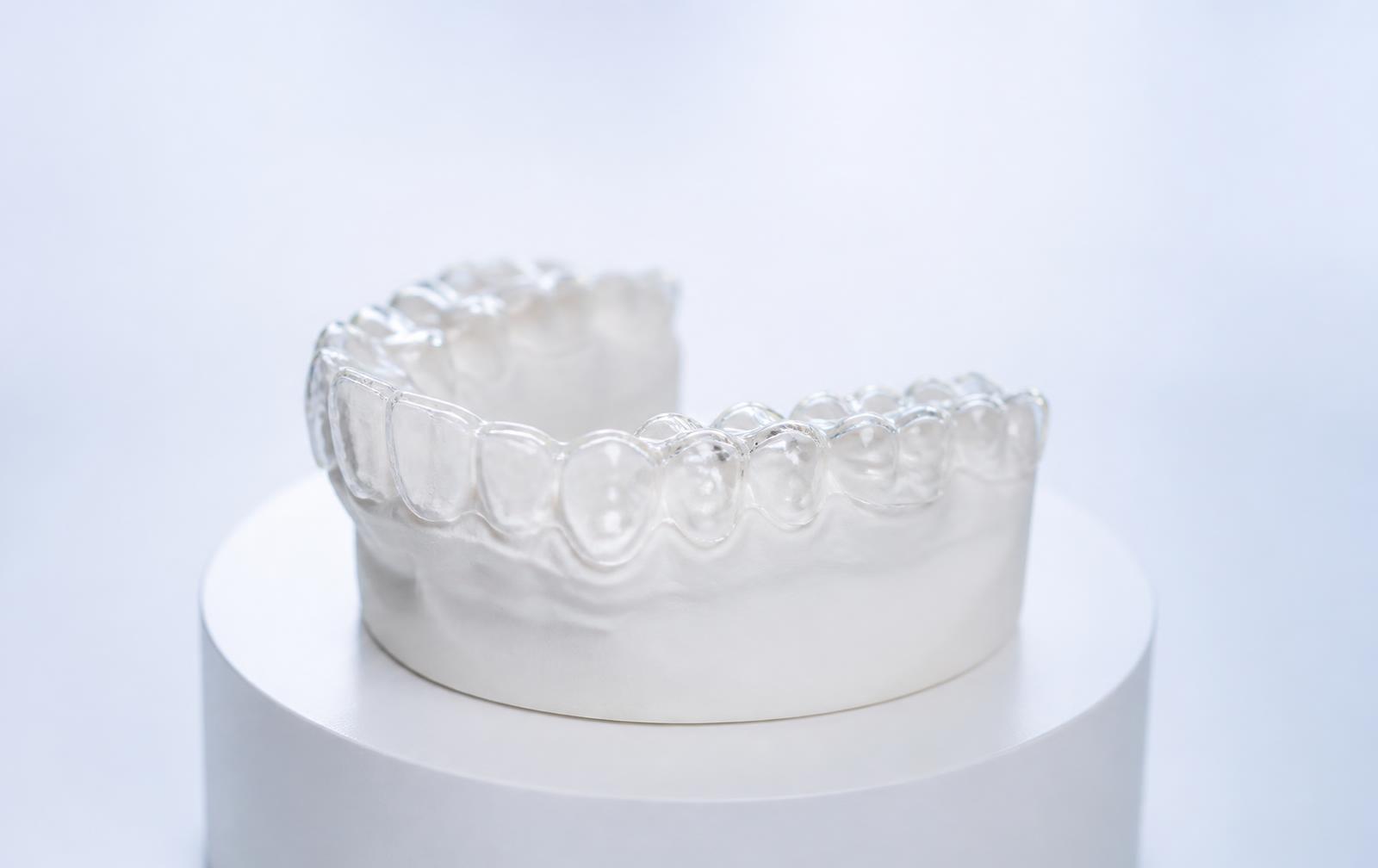 Zahnmodell mit transparentem Aligner